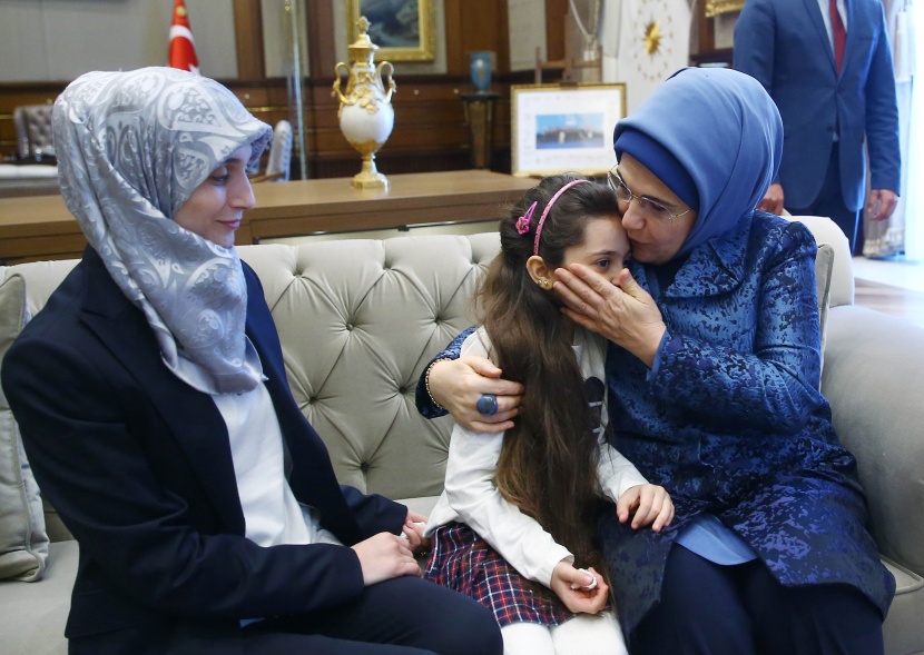 أردوغان يستقبل طفلة التغريدات عن مأساة حلب