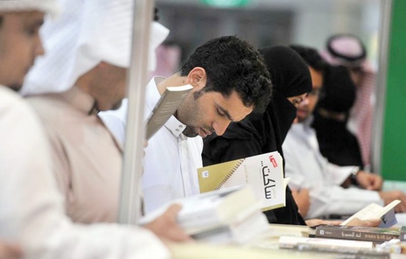 توقيع الكتب .. منصات للمتاجرة بالثقافة وشبابها