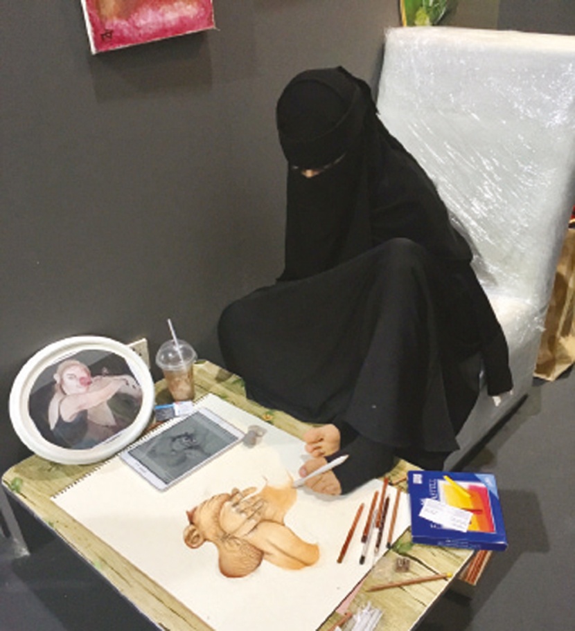 أقدام الفتاة «هيلة» ترسم الحياة بفنها الإبداعي