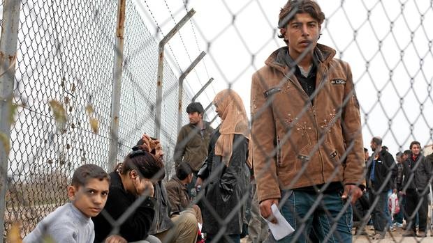 اليونان تتعهد بتحسين الظروف المعيشية للمهاجرين المقيمين بالجزر