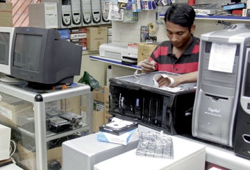 " فني صيانة" يسهم في زيادة الدخل لمحال بيع أجهزة الكمبيوتر