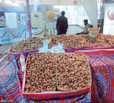 التجار مستاءون من التوقيت.. والمنظمون يصرون على الفائدة