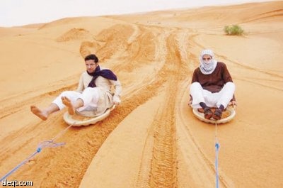 شبان يمارسون هواية التزلج على الرمال روضة السبلة