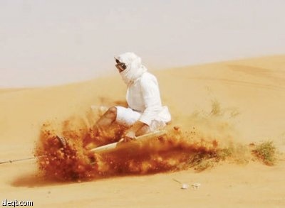 شبان يمارسون هواية التزلج على الرمال روضة السبلة