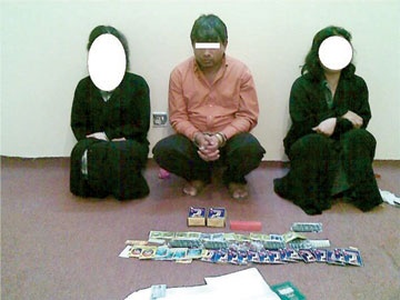 القبض على وافد وسيدتين أعدا منزلاً للدعارة