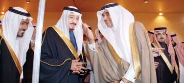 الأمير سلمان يكرم جامعة الأمير سلطان