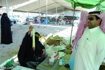 "أم بدر" بائعة الفل الجيزاني تستقبل زبائنها بروحها المرحة