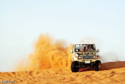 السيارات "المرهمة" تعزف سيمفونيتها على رمال "أم دكة"