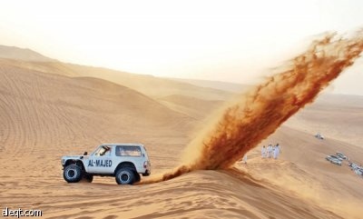 السيارات "المرهمة" تعزف سيمفونيتها على رمال "أم دكة"