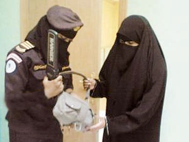 (سكيورتيات) أسواق الرياض: نظرة المجتمع تقتلنا!