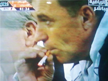 مدرب الشباب يشوه جهود ناديه في مكافحة التدخين