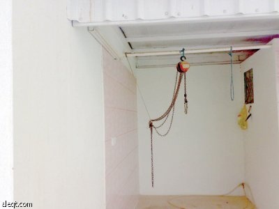 لإنهاء مشكلته السنوية.. مواطن ينشئ مسلخه الخاص في المنزل!