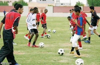 "الأكاديميات".. ملاذ المواهب الكروية التي تلفظها الأندية !