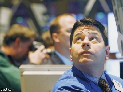 النفط يتجاهل قرار "أوبك" ويقترب من أدنى مستوياته في 54 شهرا