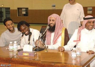 كرة القدم ترمي بالأنشطة الاجتماعية خارج الأندية