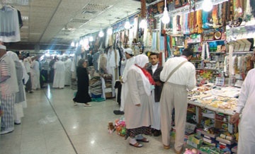 المحال التجارية في المنطقة المركزية تنتعش في المواسم الدينية