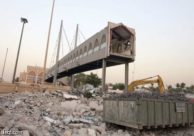 أهم جسر للمشاة في العاصمة.. بلا مهمة!