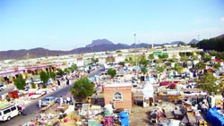 البسطات العشوائية تشوه السوق.. والحل في المجمع الخدمي