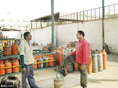 توصيل أسطوانات الغاز.. تجارة الوافدين التي تستحق "العناء"