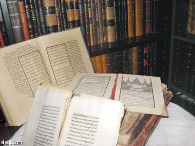 النعيم يحول منزله إلى مكتبة تضم 12 ألف مطوية ومخطوطة نادرة