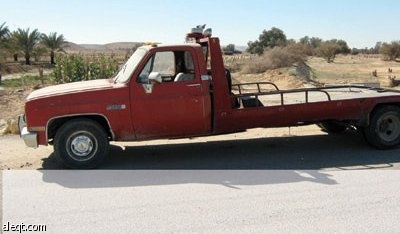 يسحب السيارات بـ "السطحة".. ويجني 100 ألف ريال سنويا