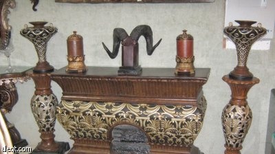 شاب يحول منزله إلى معمل تصميم تحف واللوحات الفنية