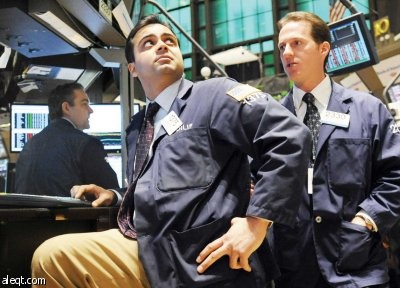 المستثمرون يفرون إلى الذهب والسندات الحكومية .. والرابح الوحيد الدولار