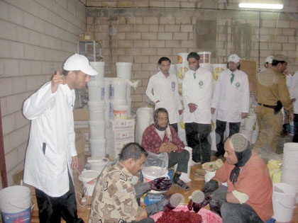 كشف مصنعين لـ "المعسل" يستخدمان ألواناً ونكهات ممنوعة دولياً