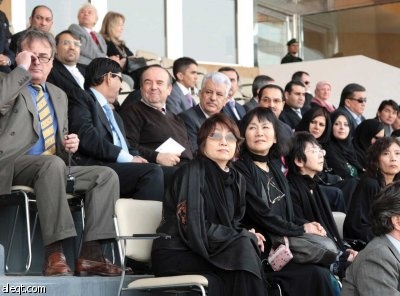 الأجانب يتهافتون على الجنادرية .. والربابة تثير اهتمامهم