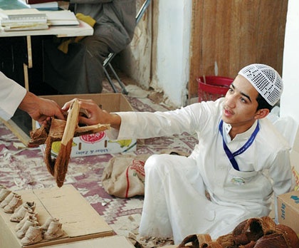 عمره 18 عاما.. ويصنع الأحذية التراثية!