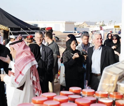 السفير الأمريكي يزور أجنحة الجنادرية