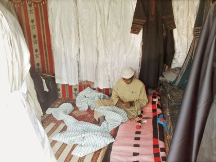 عميد الخياطين.. يخيط الثياب مغمض العينين!