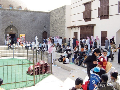 معلمون يسجلون أرقام هواتفهم على أيادي طلابهم