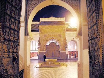 جامع القرويين له 17 بابا وجناحان يلتقيان في طرفي صحن المسجد