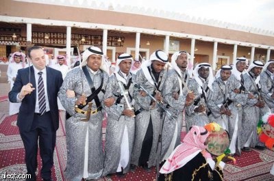 بيت حائل القديم يجذب السواح الأجانب .. و"العرضة" كرنفال يومي