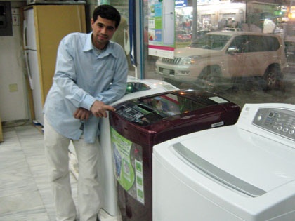 الغسالات.. الرجال يفضلونها رخيصة وربات البيوت "أوتوماتيكية"