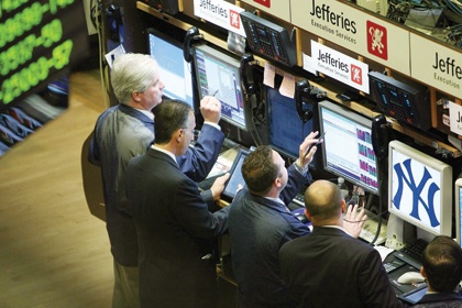 أسعار المستهلكين الأمريكيين تسجل أول انخفاض في 55 عاما