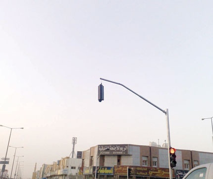 "إشارة مرور" تتدلى على رؤوس السائقين!