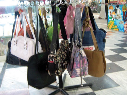 لصوص الحقائب ينعشون سوق "التقليد".. وتفاؤل بالجهود الأمنية