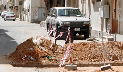 عضو "البلدي" يطالب بـ "غرامات" على المتأخرين في ردم الحفريات