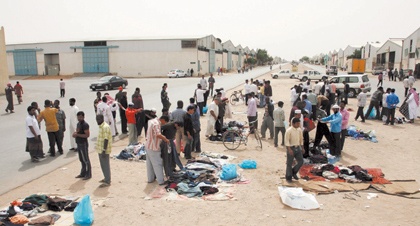 ملابس "مجهولة" تروج في صناعية الشفاء.. ولا عين للرقابة!