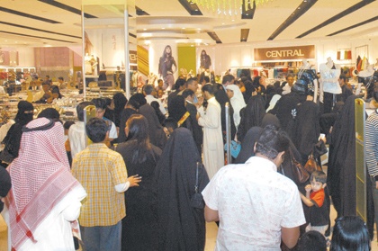 ازدحام أسواق الرياض الدائم .. هل نحن بحاجة إلى " ثقافة إنفاق " ؟