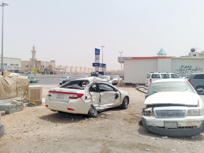 سيارات تالفة وباعة مخالفون وكلاب سائبة تثير سكان "الجزيرة"