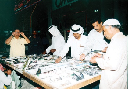 النظارات الشمسية "المقلدة" تغزو الأسواق وتغري المستهلكين