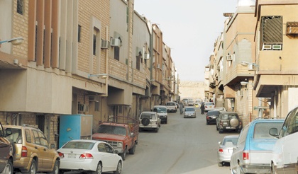 الظلام والحر يجبران سكان "أم الحمام الغربي" على الفرار من الحي