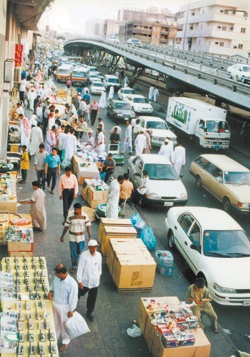 صرامة القانون تخفف حدة زحام البطحاء .. والتجار يشكرون "مرور العاصمة"