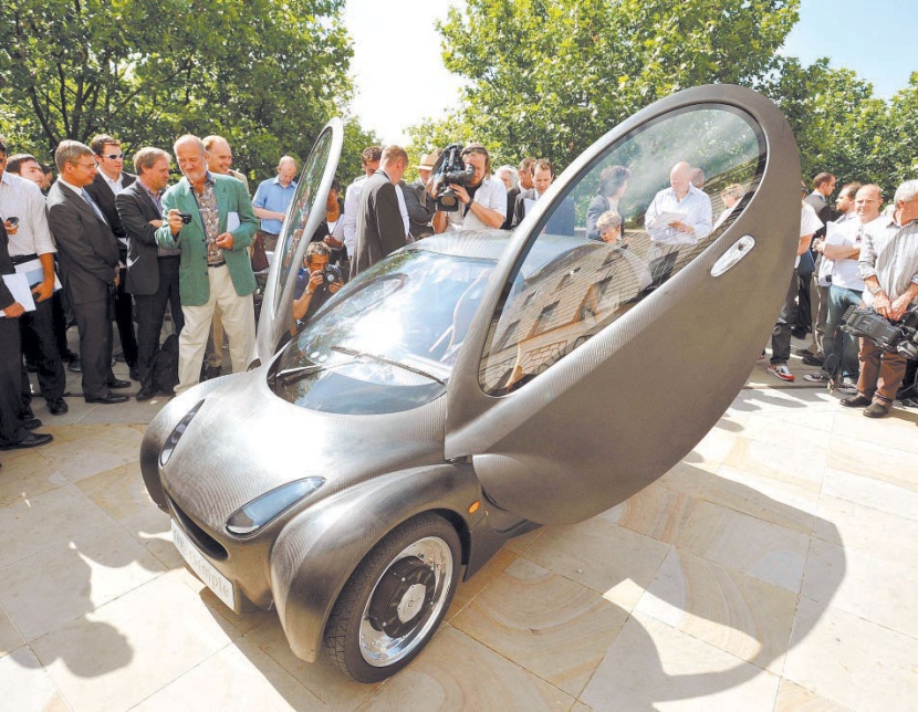 السيارة الخفيفة "ريفرسيمبل" في أول ظهور لها في وسط لندن أمس