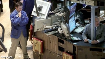 النفط يهبط دون 71 دولارا للبرميل مع تراجع الأسواق العالمية