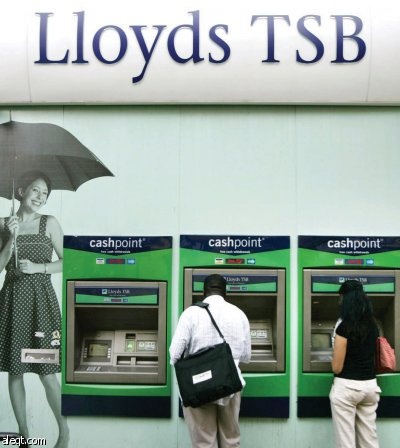 "لويدز المصرفية" تتجه لتسريح 2100 موظف