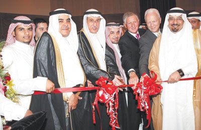 وكيل أمين جدة يفتتح معرض «الغزالي» لساعات رادو